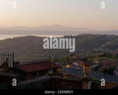 Village de campagne sur une colline avec le lac Bolsena derrière comme vu de Montefiascone, province de Viterbe, région du Latium, Italie. Avril 2024 Banque D'Images