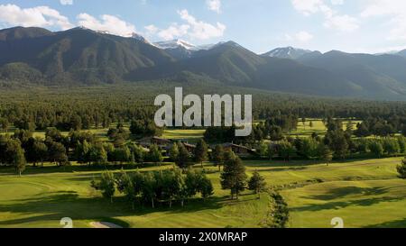 Vue aérienne incroyable de la montagne Pirin près de la ville de Razlog, Bulgarie en été. Banque D'Images