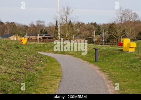 Canard Lego géant à côté de la piste cyclable devant le siège de Lego Billund Danemark avril 2024 Banque D'Images