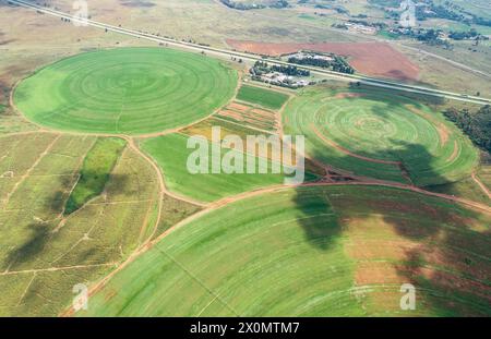 Johannesburg. 12 avril 2024. Une photo de drone aérien prise le 12 avril 2024 montre des champs circulaires dans la banlieue de Johannesburg, en Afrique du Sud. Crédit : Zhang Yudong/Xinhua/Alamy Live News Banque D'Images