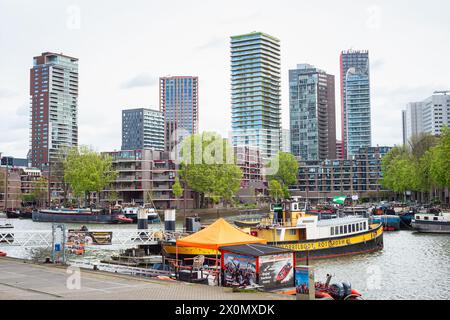 Port historique ¨Leuvehaven¨ dans la vieille partie de Rotterdam, pays-Bas avec en arrière-plan des gratte-ciel modernes. Banque D'Images