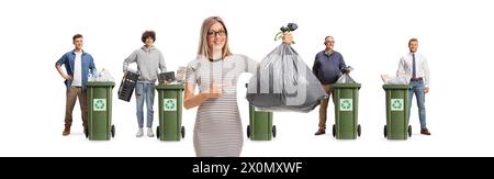 Jeune femme avec un sac à déchets et des personnes avec des poubelles de recyclage pour différents matériaux isolés sur fond blanc Banque D'Images