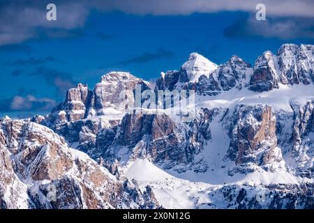 Les sommets enneigés de Piz da Lech (à gauche) et Cima Pisciadù (à droite) du groupe Sella en hiver, vus de Seceda. Banque D'Images