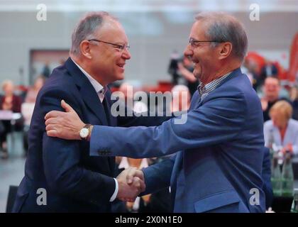 Falkensee, Allemagne. 13 avril 2024. Le ministre-président de basse-Saxe Stephan Weil (à gauche), président du SPD basse-Saxe, accueille Matthias Platzeck (à droite), qui a été ministre-président du Brandebourg de 2002 à 2013, avant le début de la conférence du parti de l'État de Brandebourg. Crédit : Soeren Stache/dpa/Alamy Live News Banque D'Images