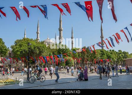 Une vue depuis le parc Sultanahmet regardant vers les minarets de la Mosquée bleue (Sultanahmet Camii) à Istanbul à Turkiye. Banque D'Images