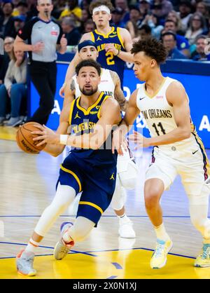 San Francisco, États-Unis. 12 avril 2024. Klay Thompson (Front, l) des Golden State Warriors participe au match de saison régulière de la NBA entre les Golden State Warriors et les New Orleans Pelicans à San Francisco, aux États-Unis, le 12 avril 2024. Crédit : Dong Xudong/Xinhua/Alamy Live News Banque D'Images