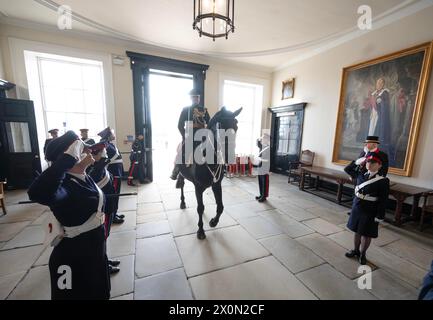 135 Cadets officiers seront mis en service comme officiers de l’Armée à la parade souveraine de l’Académie militaire royale de Sandhurst qui aura lieu le vendredi 12 avril 2024. Le défilé marque l’achèvement de 44 semaines de formation intensive pour les officiers cadets de la mise en service cours 232 qui tiendront tous officiellement SM la Commission du Roi à compter du coup de minuit le jour du défilé. En outre, il y a 26 cadets internationaux de 19 pays ; parmi eux, il y aura la toute première femme élève-officier à l'académie en provenance du Nigéria. En cette 120ème année de la signature de l'Ang Banque D'Images