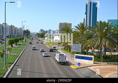 ABU DHABI - Mar 28 : architecture moderne, trafic sur les routes à ABU DHABI le 28 mars. 2024 aux Émirats arabes Unis Banque D'Images