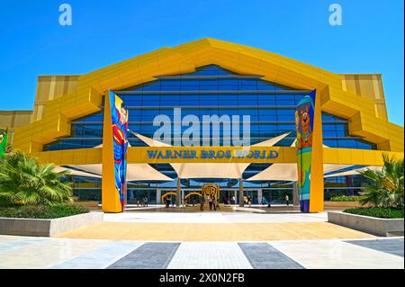 ABU DHABI - Mar 29 : entrée principale du parc à thème couvert Warner Bros World à Abu Dhabi le 29 mars. 2024 aux Émirats arabes Unis Banque D'Images