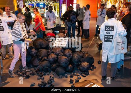 Londres, Royaume-Uni. 12 avril 2024. Des militants pour le climat de Youth action for Climate Justice et des membres de Scientists for extinction Rebellion rejoints par Chris Packham protestent à l'intérieur de l'exposition sponsorisée par Adani « Energy Revolution » au Science Museum de Londres. Les manifestants prévoient d’occuper l’exposition pendant la nuit de vendredi à dimanche. Crédit : Andrea Domeniconi/Alamy Live News Banque D'Images