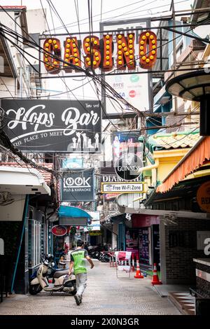 Bars et clubs à soi Diamond off Walking Street, Pattaya, Thaïlande. Banque D'Images