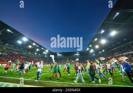 WWK Arena avec les enfants de football avant le match FC AUGSBURG - 1. FC Union Berlin 2-0 le 12 avril 2024 à Augsbourg, Allemagne. Saison 2023/2024, 1.Bundesliga, FCA, Journée 29, 29.Spieltag photographe : ddp images / STAR-images - LA RÉGLEMENTATION DFL INTERDIT TOUTE UTILISATION DE PHOTOGRAPHIES comme SÉQUENCES D'IMAGES et/ou QUASI-VIDÉO - Banque D'Images