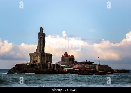 Kanyakumari plage Tamilnadu, Inde du Sud, est une destination pittoresque qui offre une vue imprenable sur les nuages de mousson au-dessus de l'océan. Banque D'Images