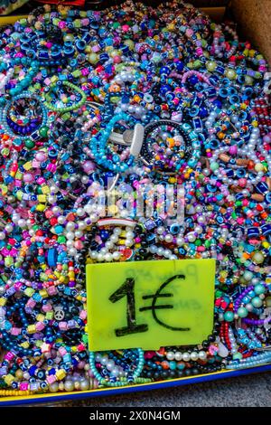 Bracelets en plastique colorés en vente dans un lieu touristique pour un euro Banque D'Images