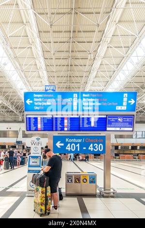 Panneaux de départ dans le hall d'enregistrement du terminal 2 de l'aéroport d'Antalaya à Antalaya Turquie Banque D'Images