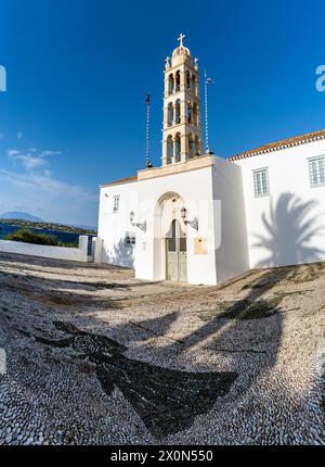 L'église Saint-Nicolas (Agios Nikolaos), avec son parvis pavé, l'église métropolitaine de l'île de Spetses, en Grèce, en Europe, construite en 1700 Banque D'Images
