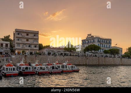 Dapia, le petit port de l'île de Spetses, en Grèce, où les taxis de mer ancrent, pendant la chaude heure d'or. Banque D'Images