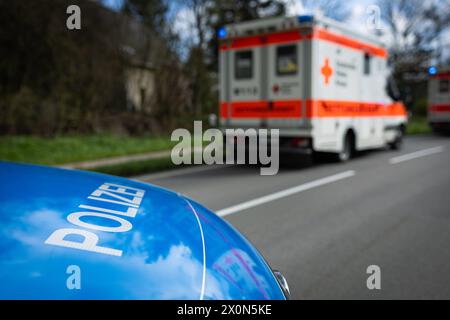 Melle, Deutschland 23. März 2024 : Im Bild : Ein Einsatzfahrzeug, Streifenwagen, der Polizei steht mit Blaulicht und Schriftzug als Straßensperre auf einer Landstraße, im Vordergrund sieht man einen RTW, Rettungswagen an der Unfallstelle stehen. Landkreis Osnabrück Niedersachsen *** Melle, Allemagne 23 mars 2024 dans l'image un véhicule d'urgence, voiture de patrouille, de la police se tient avec des lumières bleues et des lettres comme un barrage routier sur une route de campagne, au premier plan, vous pouvez voir une ambulance, ambulance sur les lieux de l'accident District de Osnabrück basse-Saxe Copyright : xFotostandx/xGelhotx Banque D'Images