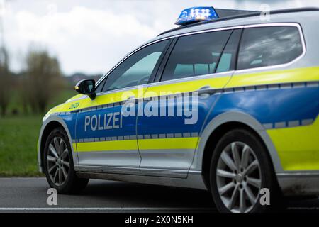 Melle, Deutschland 23. März 2024 : Im Bild : Ein Einsatzfahrzeug, Streifenwagen, der Polizei Osnabrück steht mit Blaulicht und Schriftzug als Straßensperre auf einer Landstraße. Landkreis Osnabrück Niedersachsen *** Melle, Allemagne 23 mars 2024 dans l'image un véhicule d'urgence, voiture de patrouille, de la police de Osnabrück se tient avec des feux bleus et des lettres comme barrage routier sur une route de campagne dans le district de Osnabrück basse-Saxe Copyright : xFotostandx/xGelhotx Banque D'Images