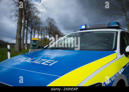 Melle, Deutschland 23. März 2024 : Im Bild : Ein Einsatzfahrzeug, Streifenwagen, der Polizei steht mit Blaulicht und Schriftzug als Straßensperre auf einer Landstraße. Landkreis Osnabrück Niedersachsen *** Melle, Allemagne 23 mars 2024 dans l'image un véhicule d'urgence, voiture de patrouille, de la police se tient avec des feux bleus et des lettres comme un barrage routier sur une route de campagne dans le district de Osnabrück basse-Saxe Copyright : xFotostandx/xGelhotx Banque D'Images