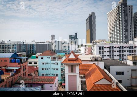 Photographie regardant à travers les toits de la ville de Pattaya, Thaïlande. Pris de soi Buakhao regardant vers la plage. Banque D'Images