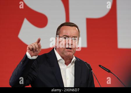 Erfurt, Allemagne. 13 avril 2024. Boris Pistorius (SPD), ministre fédéral de la Défense, intervient lors de la conférence des délégués du SPD. Lors de la conférence d'un jour du parti, les candidats à la liste d'État pour les élections d'État en Thuringe sont élus. Crédit : Bodo Schackow/dpa/Alamy Live News Banque D'Images