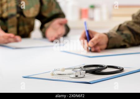 Plan court d'un patient soldat parlant à un médecin de l'armée dans son bureau Banque D'Images