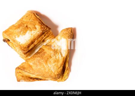 Deux types différents de morceaux de bouffée de légumes croquants sur fond blanc. Mise au point sélective. Banque D'Images