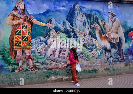 Pérou, province de Cuzco, Cuzco, classé au patrimoine mondial de l'UNESCO, place Ovalo Pachacutec, murale représentant Machu Picchu Banque D'Images