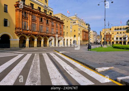 Pérou, Lima, centre historique classé au patrimoine de l'UNESCO, la Plaza de Armas ou Plaza Mayor bordée d'arcades Banque D'Images