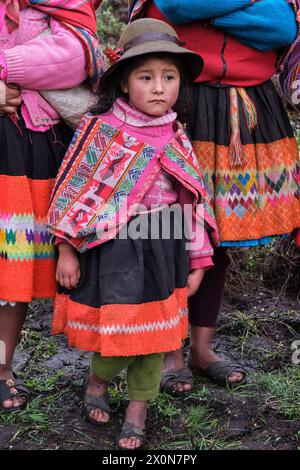 Pérou, province de Cuzco, Vallée sacrée des Incas, communauté des Andes, jeune fille quechua Banque D'Images