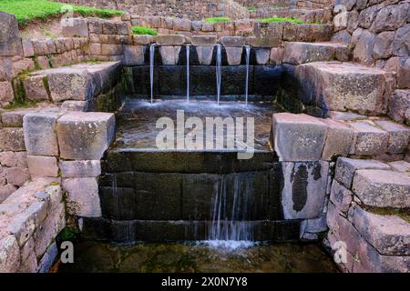 Pérou, province de Cuzco, Tipon, site archéologique inca dédié à l'eau qui alimente 12 terrasses grâce à un ingénieux système de canalisations Banque D'Images