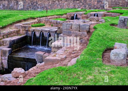 Pérou, province de Cuzco, Tipon, site archéologique inca dédié à l'eau qui alimente 12 terrasses grâce à un ingénieux système de canalisations Banque D'Images