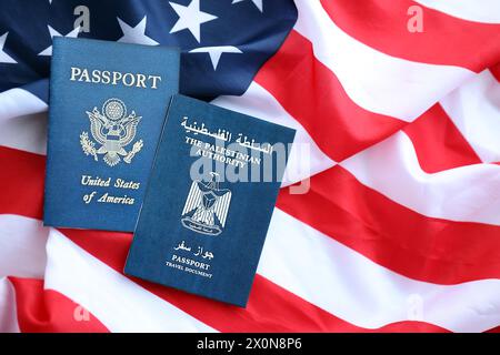 Passeport de l'Autorité palestinienne avec passeport américain sur les États-Unis d'Amérique plié drapeau près Banque D'Images