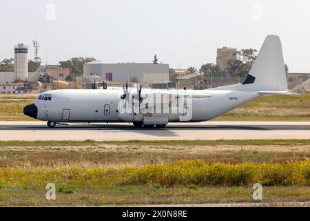Pallas Aviation Lockheed Martin LM-100J Hercules (l-382) (Rég. : N67AU) retour en arrière après un atterrissage sur la piste de vent de travers 13. Banque D'Images