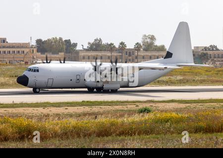 Pallas Aviation Lockheed Martin LM-100J Hercules (l-382) (Rég. : N67AU) retour en arrière après un atterrissage sur la piste de vent de travers 13. Banque D'Images