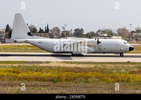 Pallas Aviation Lockheed Martin LM-100J Hercules (l-382) (rég. : N67AU) atterrissant sur la piste de vent de travers 13. Banque D'Images