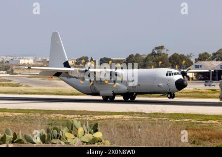 Pallas Aviation Lockheed Martin LM-100J Hercules (l-382) (rég. : N67AU) atterrissant sur la piste de vent de travers 13. Banque D'Images