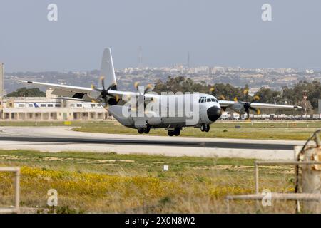 Pallas Aviation Lockheed Martin LM-100J Hercules (l-382) (rég. : N67AU) atterrissant sur la piste de vent de travers 13. Banque D'Images