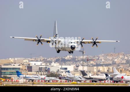 Pallas Aviation Lockheed Martin LM-100J Hercules (l-382) (rég. : N67AU) atterrissant sur la piste de vent de travers 13. Banque D'Images
