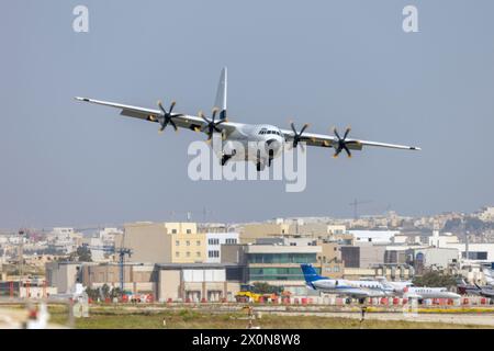 Pallas Aviation Lockheed Martin LM-100J Hercules (l-382) (rég. : N67AU) atterrissant sur la piste de vent de travers 13. Banque D'Images
