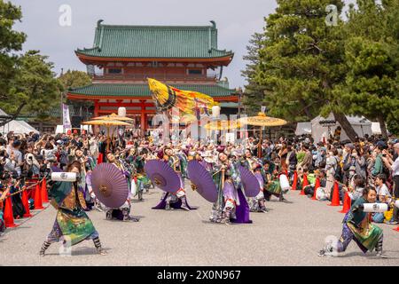 Kyoto, Japon - mars 31 2024 : Kyoto Sakura Yosakoi ( Sakuyosa ) Festival. Danseurs dansant dans une rue dans le quartier Okazaki autour de Heian Shrine. Banque D'Images