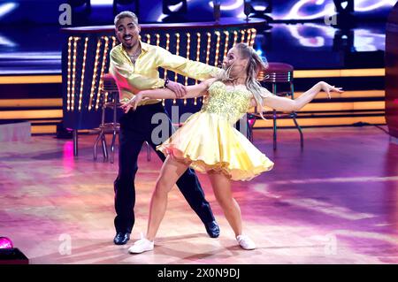 Tony Bauer mit Marta Arndt in der sechsten Live-Show der 17. Staffel der RTL-Tanzshow Let s Dance im MMC Coloneum. Köln, 12.04.2024 *** Tony Bauer avec Marta Arndt au sixième spectacle live de la 17e saison du spectacle RTL Let s Dance au MMC Coloneum Cologne, 12 04 2024 Foto:XT.xSchröerx/xFuturexImagex letsdance1204 4547 Banque D'Images