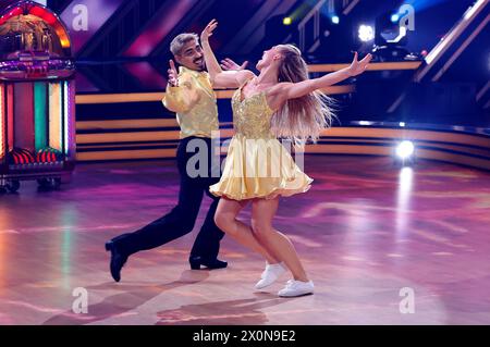 Tony Bauer mit Marta Arndt in der sechsten Live-Show der 17. Staffel der RTL-Tanzshow Let s Dance im MMC Coloneum. Köln, 12.04.2024 *** Tony Bauer avec Marta Arndt au sixième spectacle live de la 17e saison du spectacle RTL Let s Dance au MMC Coloneum Cologne, 12 04 2024 Foto:XT.xSchröerx/xFuturexImagex letsdance1204 4544 Banque D'Images