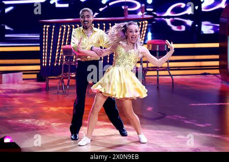 Tony Bauer mit Marta Arndt in der sechsten Live-Show der 17. Staffel der RTL-Tanzshow Let s Dance im MMC Coloneum. Köln, 12.04.2024 *** Tony Bauer avec Marta Arndt au sixième spectacle live de la 17e saison du spectacle RTL Let s Dance au MMC Coloneum Cologne, 12 04 2024 Foto:XT.xSchröerx/xFuturexImagex letsdance1204 4548 Banque D'Images