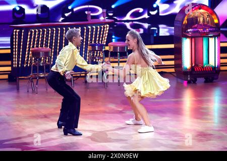 Tony Bauer mit Marta Arndt in der sechsten Live-Show der 17. Staffel der RTL-Tanzshow Let s Dance im MMC Coloneum. Köln, 12.04.2024 *** Tony Bauer avec Marta Arndt au sixième spectacle live de la 17e saison du spectacle RTL Let s Dance au MMC Coloneum Cologne, 12 04 2024 Foto:XT.xSchröerx/xFuturexImagex letsdance1204 4546 Banque D'Images