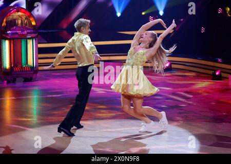 Tony Bauer mit Marta Arndt in der sechsten Live-Show der 17. Staffel der RTL-Tanzshow Let s Dance im MMC Coloneum. Köln, 12.04.2024 *** Tony Bauer avec Marta Arndt au sixième spectacle live de la 17e saison du spectacle RTL Let s Dance au MMC Coloneum Cologne, 12 04 2024 Foto:XT.xSchröerx/xFuturexImagex letsdance1204 4553 Banque D'Images