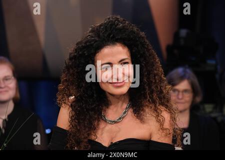 Marwa Eldessouky, ägyptisch-deutsche Fernsehmoderatorin, zu Gast in der NDR Talk Show, Fototermin im Fernsehstudio Hamburg Lokstedt AM 12.4.2024 *** Marwa Eldessouky, présentatrice de télévision égyptienne allemande, invitée au NDR Talk Show, séance photo au studio de télévision Hamburg Lokstedt le 12 4 2024 Banque D'Images