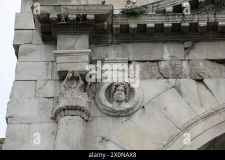 Médaillon représentant la tête de Jupiter sur l'Arc d'Auguste à Rimini Banque D'Images