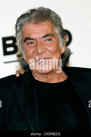 Roberto Cavalli meurt à l'âge de 83 ANS ROBERTO CAVALLI arrivées au cinéma contre le SIDA AFM au Moulins de Mougins, Cannes. 59ème Festival International de Cannes, France. 25 mai 2006 Ref : KRA Headshot portrait Berlin Allemagne Copyright : xPersun/CapitalxPicturesx Banque D'Images